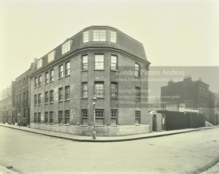 Paradise Street, Bermondsey c1932. A four-storey building, that no longer exists, having been replaced by modern housing.   X.png