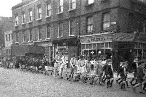 Deacon Street, 1960, on the corner of Sayer Street. Palumbo General stores, before that it was an Express Dairy shop (Early 50s). Pic 1.   X.png