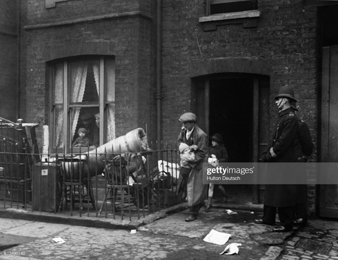 Arch Street. Police enforce the eviction of Mr Smith and his family from a house, January 17, 1933.  X.png