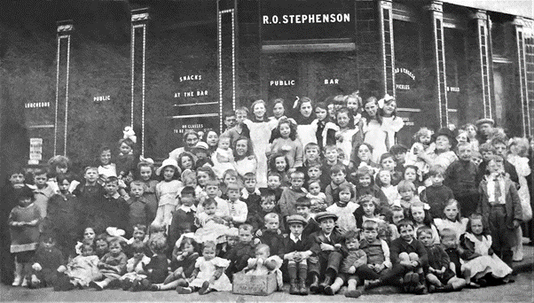 Rothsay Street 1921, outside the Jolly Tanners Pub. X.png