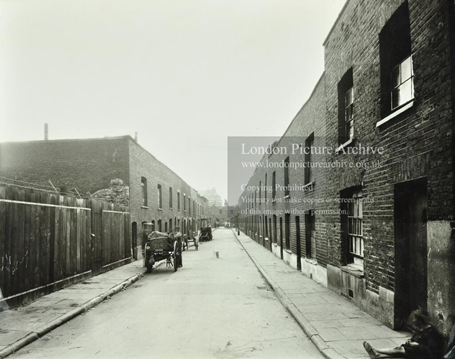 Hard Street was just off East Street near Townley Street, it was re-developed in the 1930s and the street no longer exists.  X.png