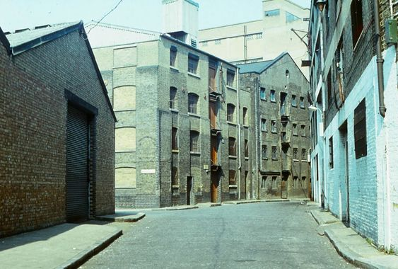 Shad Thames, junction with Gainsford Street. (left), 1981. Pic 1.  X..png