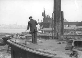 barge being renovated in 1930 at the Talbot Brothers premises at 143 Rotherhithe Street,.jpg