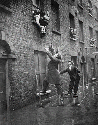 Rotherhithe Street, Mestaers Buildings,1928 flood in Rotherhithe.  X..png