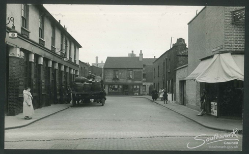 Brunel Road looking down Hatteraick Road c1935, with the Bricklayers Arms Pub left.  X..png