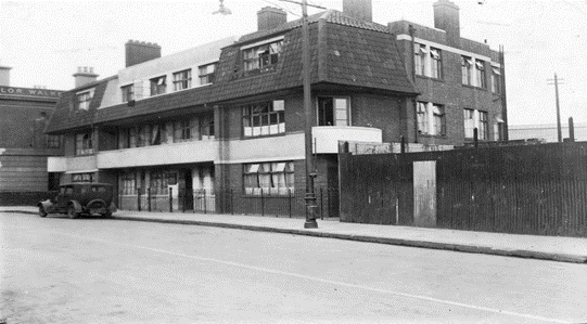 4  Rotherhithe Street. c.1945. Surrey House and The Half Moon & Bulls Head Pub left, closed c1988. X..png