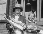 3 Canadian frozen fish, free distribution at Bermondsey 22 August 1919  WW1..png