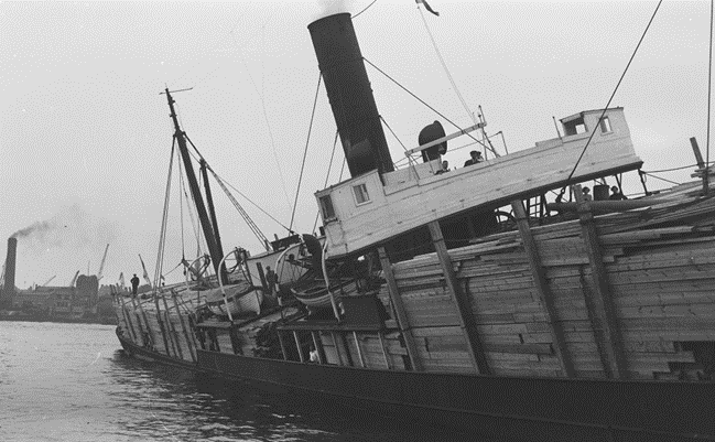 Surrey Docks, the 'Flora H' entering the Surrey entrance lock on 13th June, 1934.  X..png