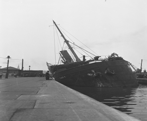 Surrey Docks, the 'Flora H'   X..png