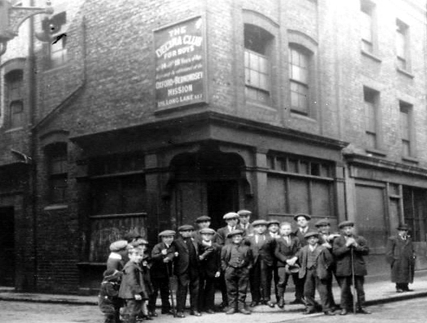 Long Lane, c1920.   I think the alley left was Tay Court formerly Tay Buildings, this Went through to Decima Street.   X (2).png