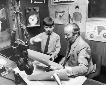 Alexis Street, Alma Infants School in Bermondsey 1970, Seven-year-old Ian Shreeve and Today presenter Jack de Manio at the radio 4 studio.  X..png