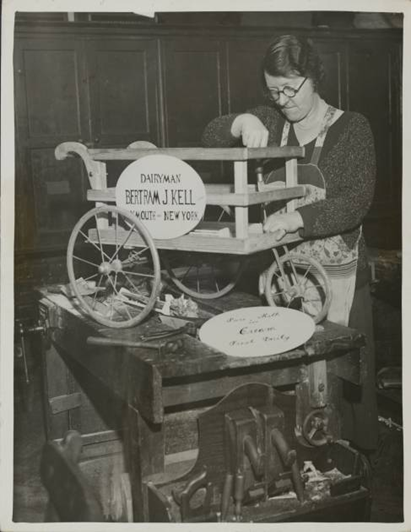 Keeton 's Road, L.C.C. School, Rotherhithe SF, mothers, and daughters learn carpentry, during WW2. X..png