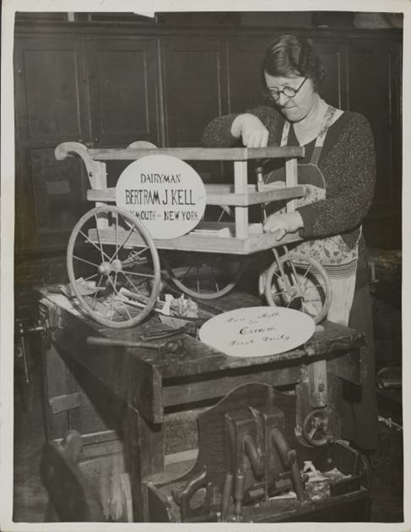 Keeton 's Road, L.C.C. School, Rotherhithe SF, mothers, and daughters learn carpentry, during WW2.   X..png