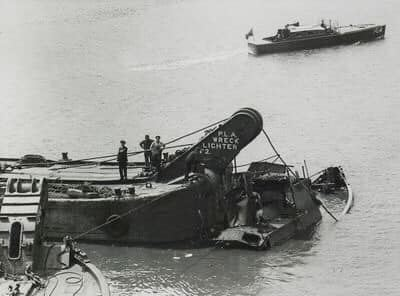6 Tower Bridge, July 1944 bomb damage, wreck lighters raising the tug NaJa.  X..png