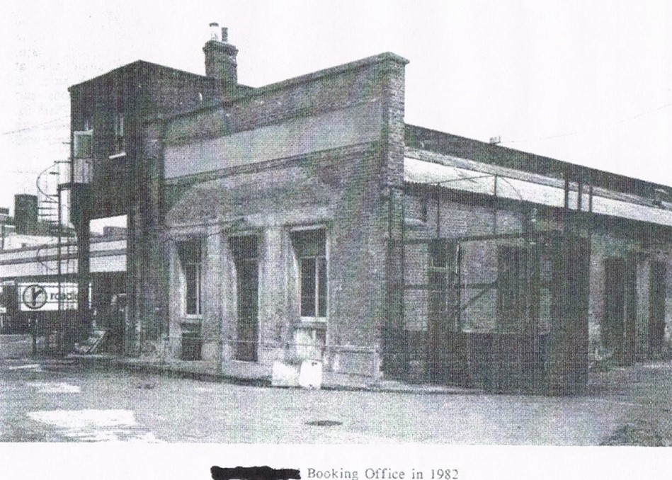 Bricklayers Arms, Pages Walk entrance. BRS (Roadline) left, until 1985.  X..jpg
