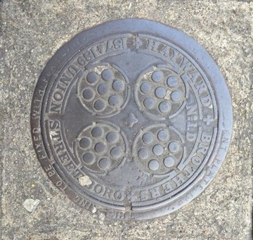 Union Street, Haywards coal hole cover still in Borough High Street.  1 X..jpg