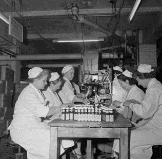 Crosse & Blackwell Factory, Workers fixing labels to 'Branston Sauce' bottles c 1957.   X..png