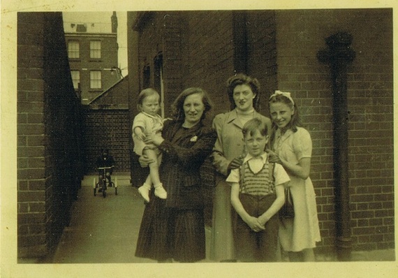 Jan,Mum,Joyce,Sheila & Ray. Guinness Blds.1952..jpg