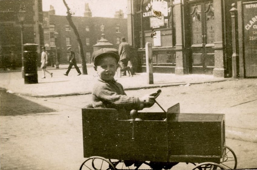 15. Tooley Street, looking from Three Oak Lane outside the King's Arms Pub, c1928. Pic 1.  2 X..jpg