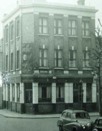 Paradise Street, The Queens Head Pub, corner with Fulford Street.  X..jpg