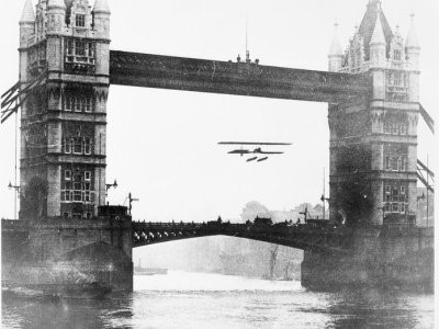 Tower Bridge, Frank McClean flew through Tower Bridge,1912.   X..jpg