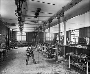 Tooley Street, Queen Elizabeth Street. St Olave’s Grammar School, Interior of the workshop.  X..png