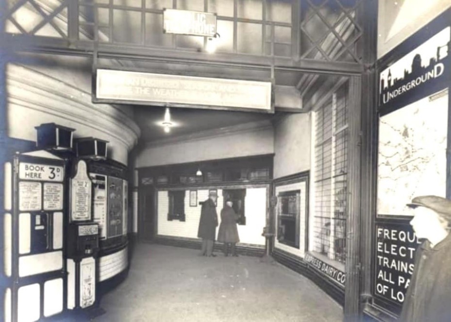 Elephant and Castle Entrance to the Underground Station c1927.  X..jpg