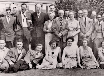 Peek Freans workers on a day out, late 1940s.   X..png