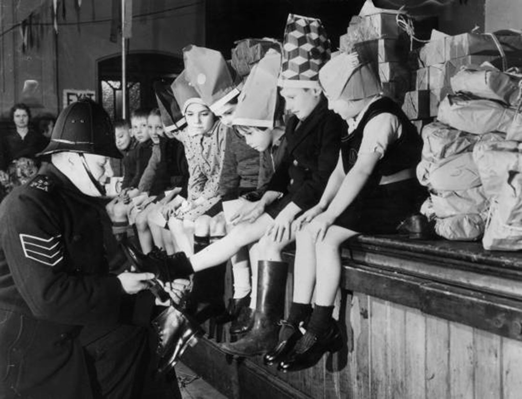 Surrey Commercial Dock, 1938, Children from the Docklands area at their annual Christmas treat. X..jpg