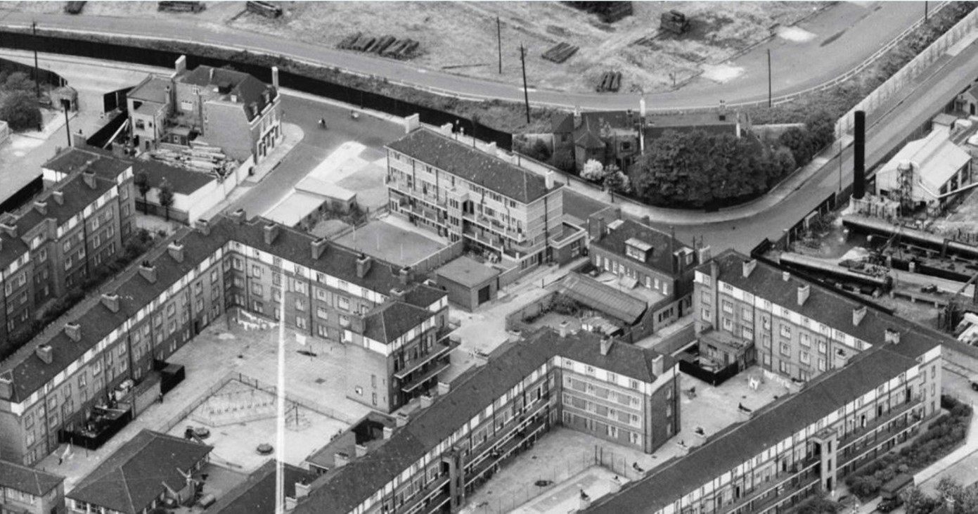 Rotherhithe Street, Redriff Estate c1952. Fitchetts Pub formally The Surrey Commercial Tavern centre.   X..jpg