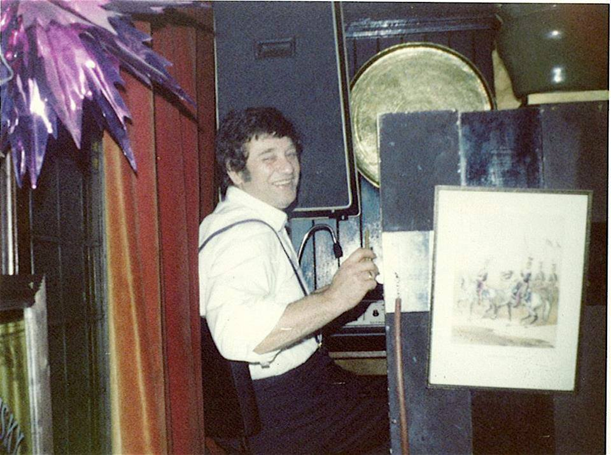 King and Queen Street, John Lyman landlord of The Gladstone Pub c1980.     X..png