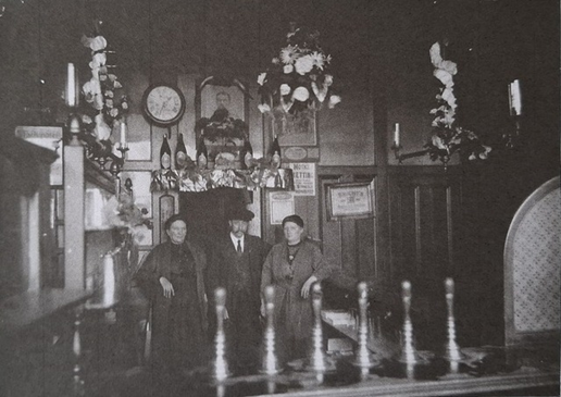 Old Kent Road, The Half Moon Pub,c1920.  X..png