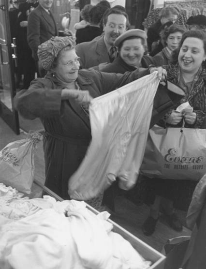 Elephant & Castle, opening sale of Evans the Outsize Shop c1952.  X.png