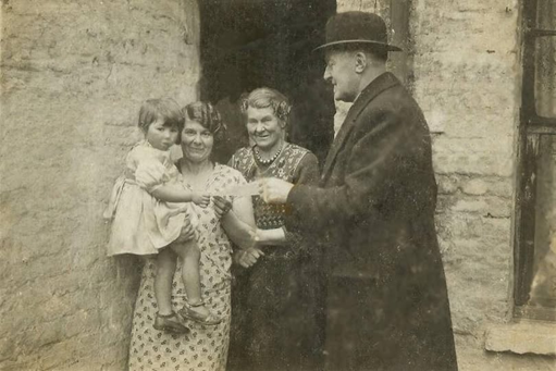 Bridson Street, at the back, Amy Evans, Lillian Pearce is holding the baby Iris Pearce, possibly her daughter. X..png