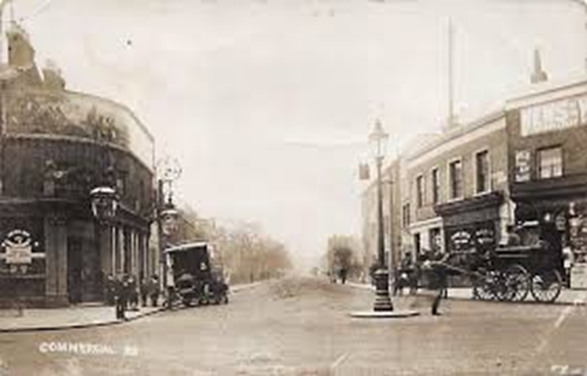 Old Kent Road looking down Commercial Way The Kentish Drovers Pub left c1920.  X..png