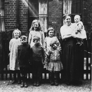 12. East Street, the little girl on the far left is Elsie Tomkins c1920. picture possibly taken in Alvey Street. X..png