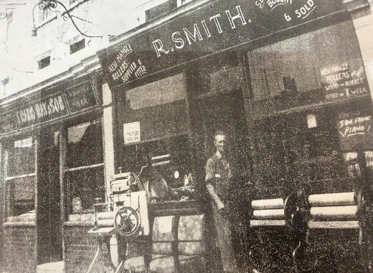 Old Kent Road, Canal Bridge, R. Smith Antique Shop, that’s the owner outside, next door to The King William Pub..jpg