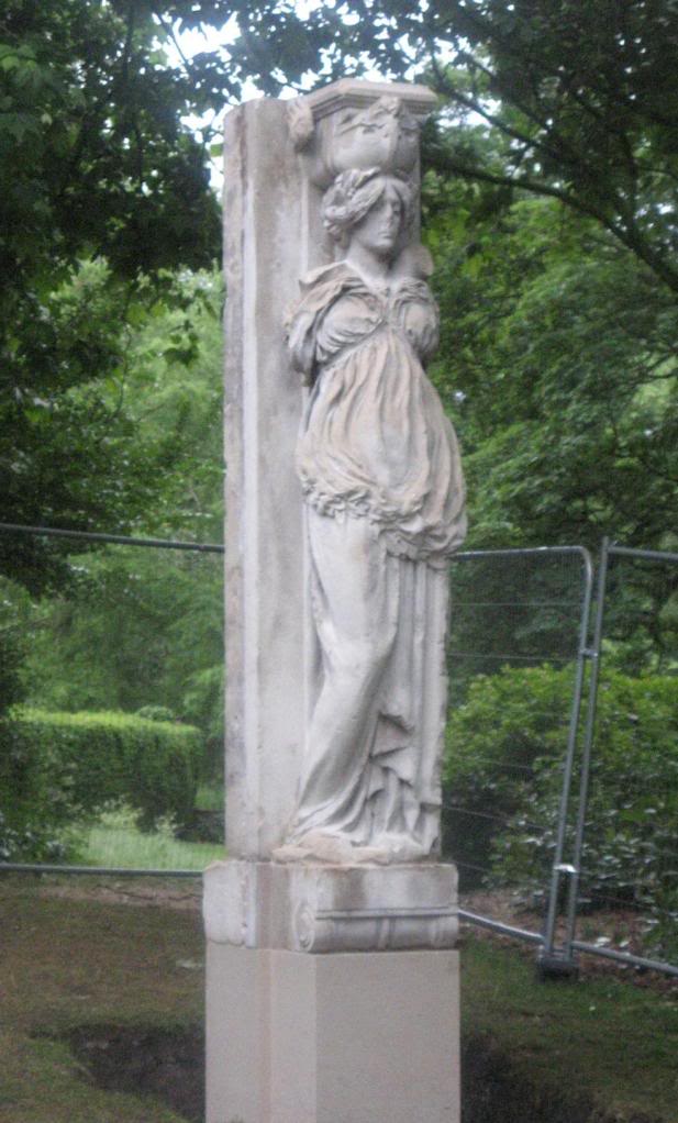 B0531RotherhtiheCaryatidesSouthwarkPark18052011-5.jpg