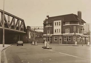 Southwark Park Road and Galleywall Road Bermondsey The Ancient Forresters Pub in 1979.jpg