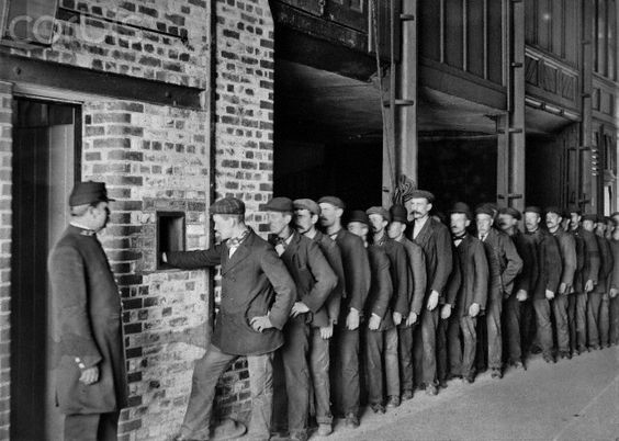 Collecting Wages,Butlers Wharfc1910..jpg