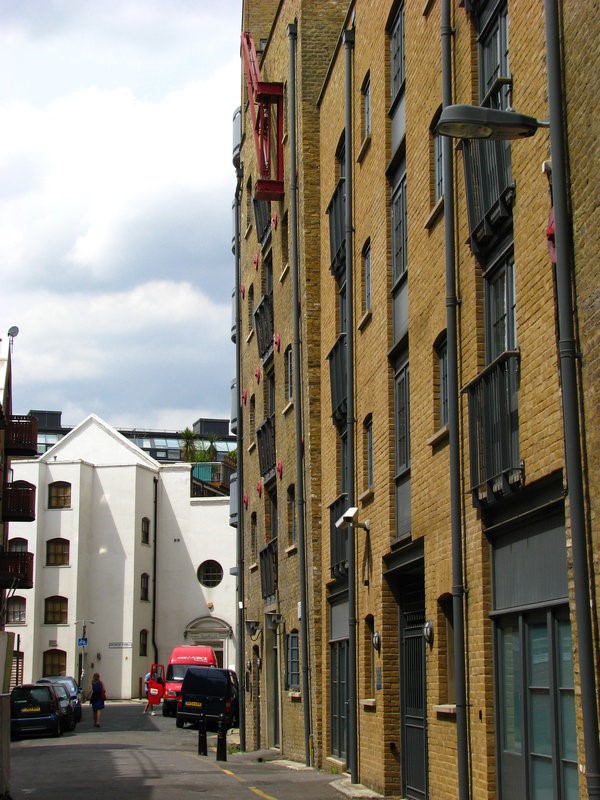 Bermondsey Wall West. St SAVIOURS HOUSE, WHITE BUILDING CORNER WITH GEORGE ROW.jpg