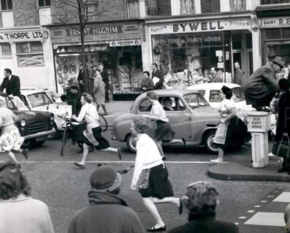 OLD KENT ROAD PANCAKE RACE 1962 X.jpg