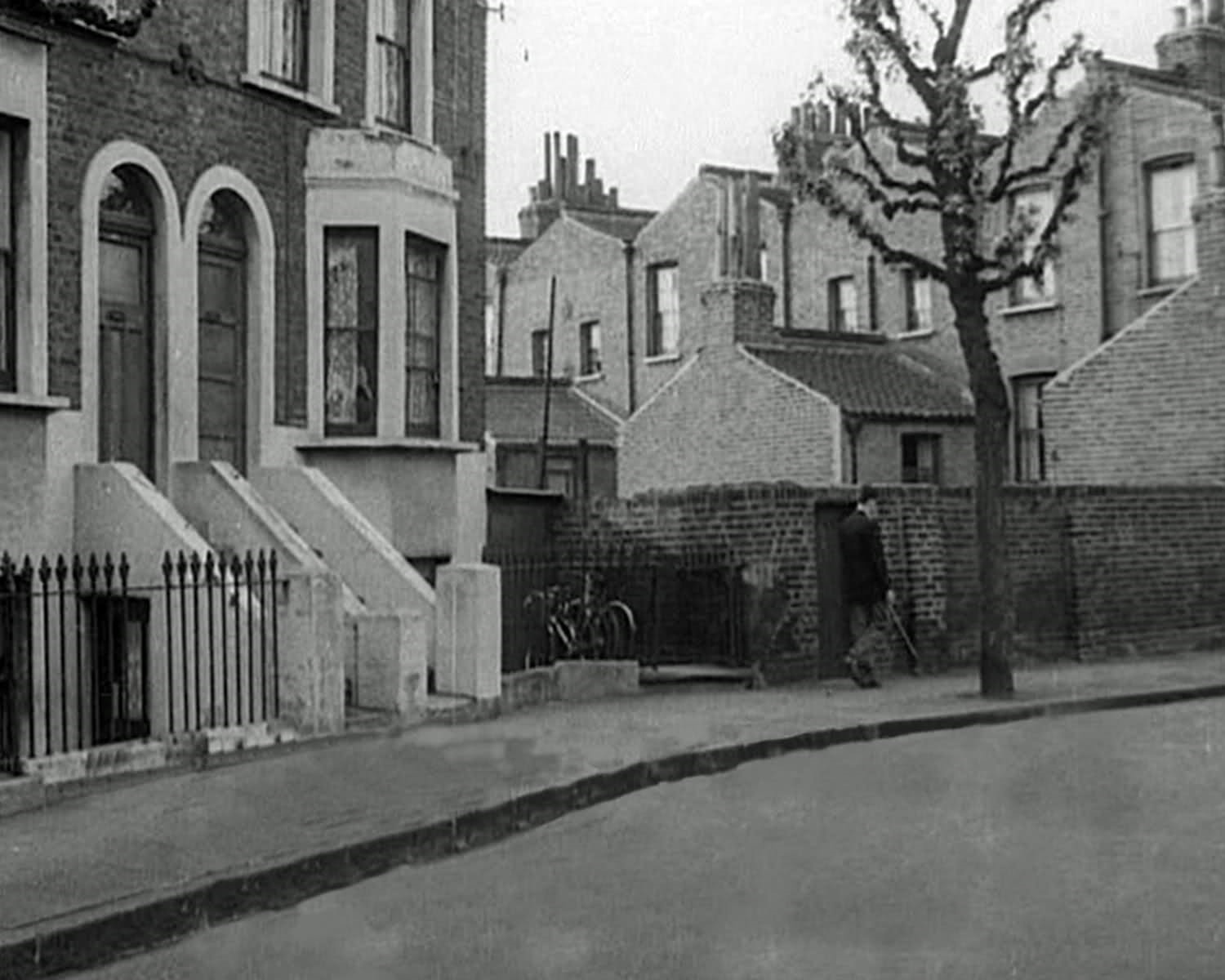 28 & 29 Drappers Road and the backs of houses in Lucey Road,Bermondsey c 1950-60 X.jpg
