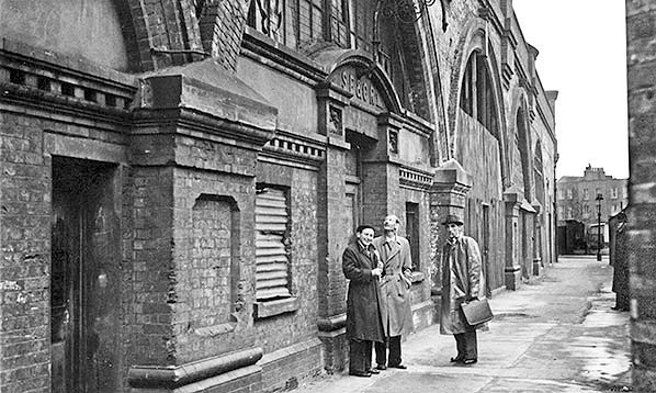 Derelict frontage at Spa road station1958 X.jpg