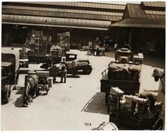 Borough Market,Horse-drawn trailers arriving at borough market in the early 1900s.jpg