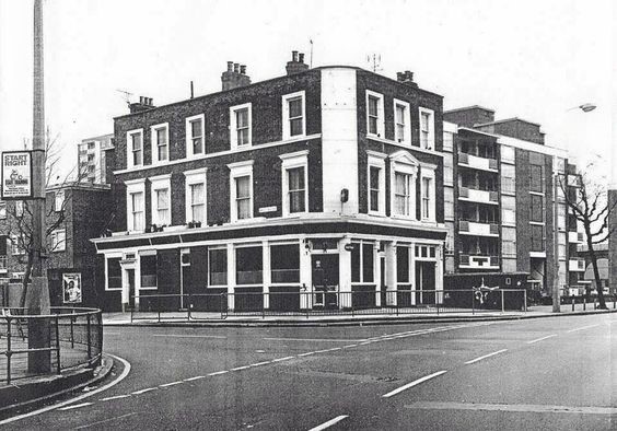 GALLEYWALL ROAD, THE VICTORY PUB CORNER OF ROTHERHITHE NEW ROAD 1970S.jpg