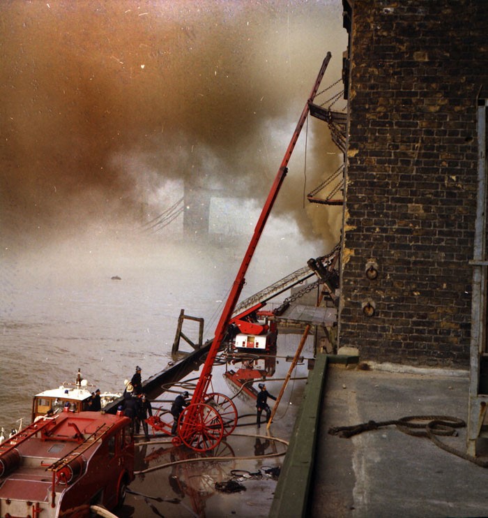 Battle Bridge Lane,Tooley Street fire 1971.jpg