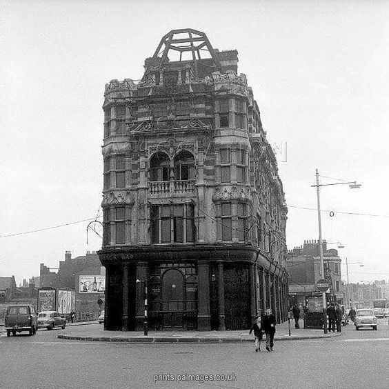 1959 The Elephant and Castle Public House..jpg