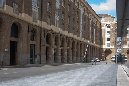 Battle Bridge Lane, SE1 with Hays Wharf, now Galleria in the background 2017.jpg