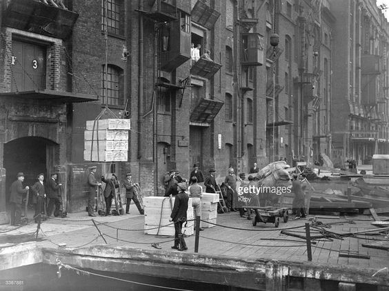 Hay's Wharf, Volunteers unloading ships during the 1926 General Strike..jpg
